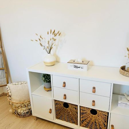 Cozy And Unique Apartment Near Train Station Bratislava Esterno foto