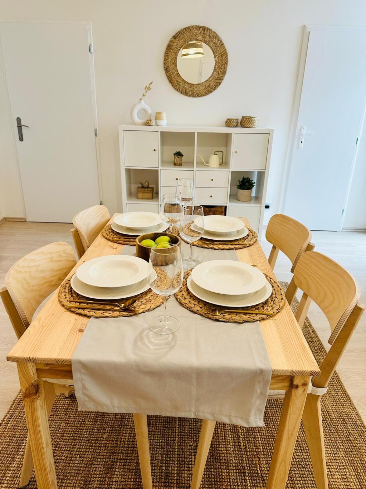 Cozy And Unique Apartment Near Train Station Bratislava Esterno foto