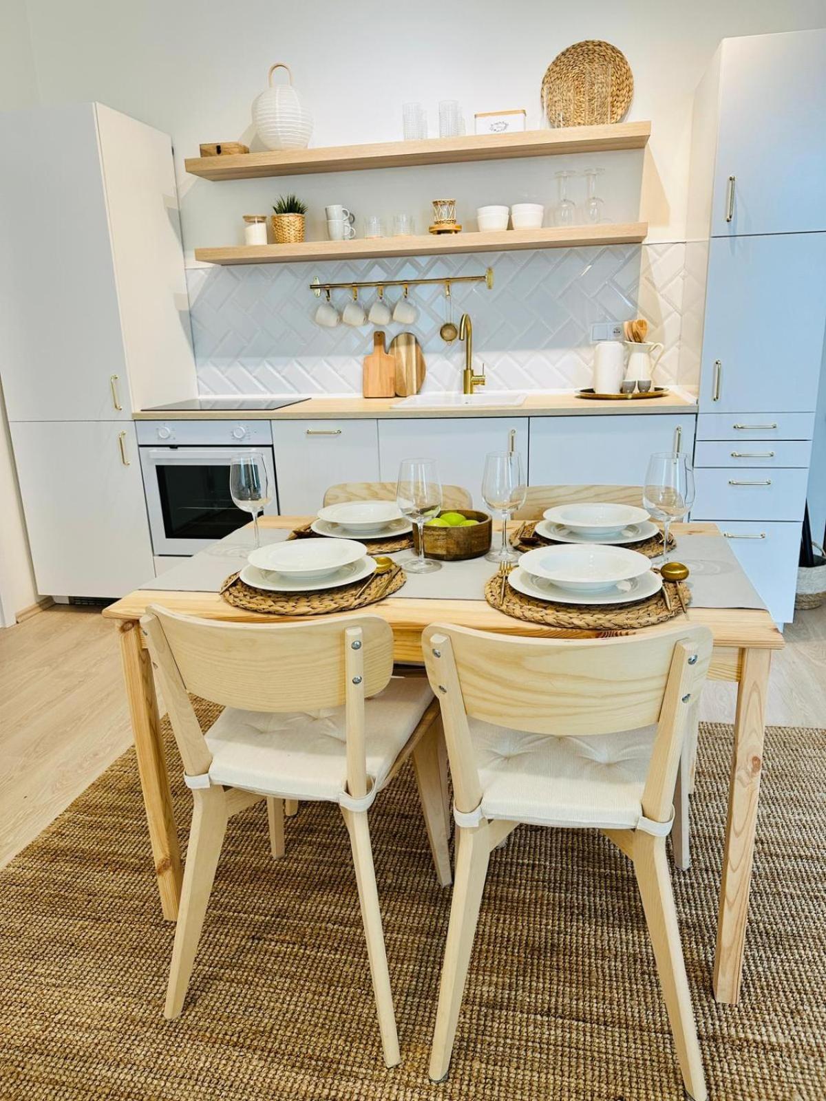 Cozy And Unique Apartment Near Train Station Bratislava Esterno foto