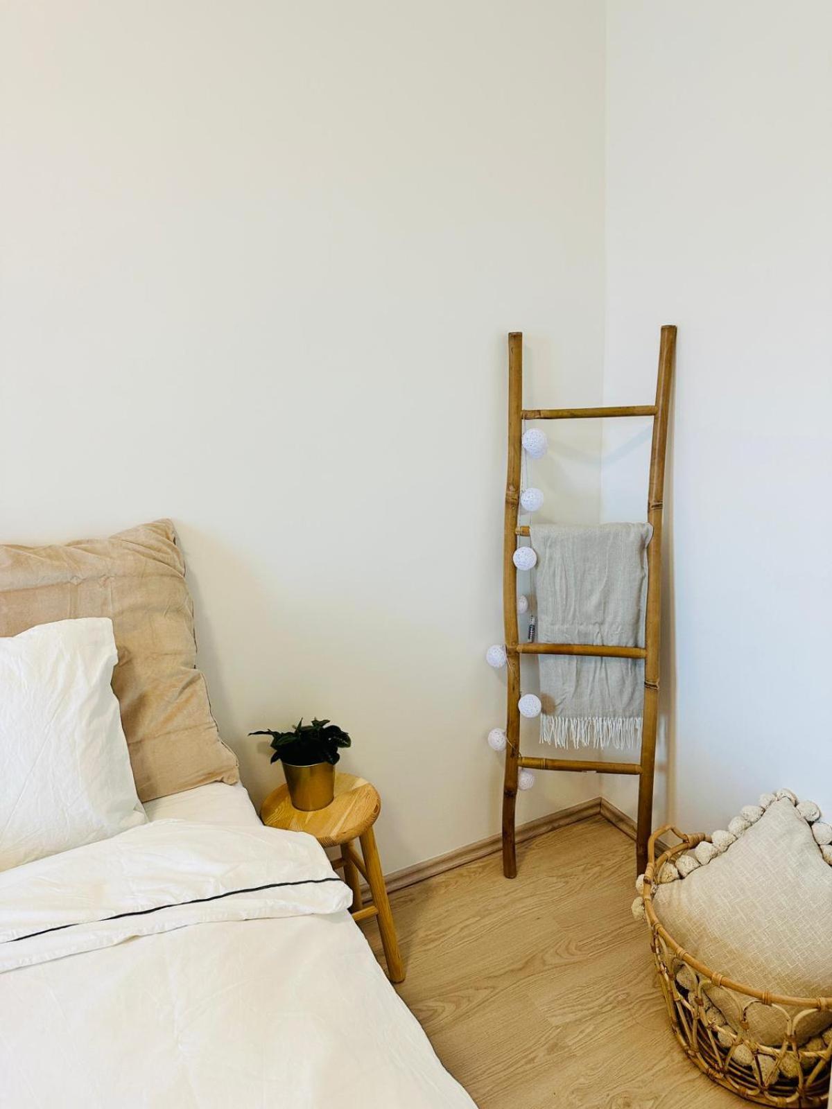 Cozy And Unique Apartment Near Train Station Bratislava Esterno foto